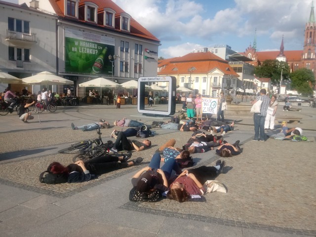 Tuż po godzinie 17.30, nagle wszyscy położyli się na ziemi. Happening odbywał się w centrum Białegostoku