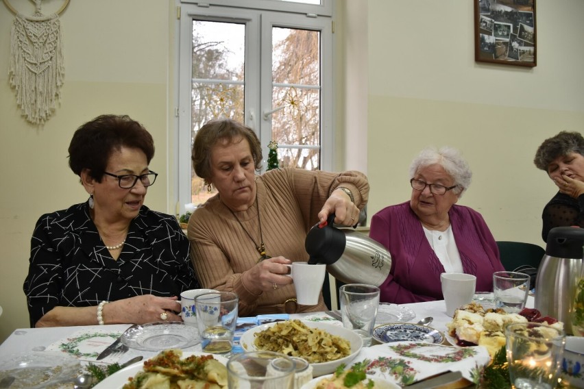 Czas na wspólne spotkanie, rozmowy przy świątecznym stole. Seniorzy świętowali w Kręgu 