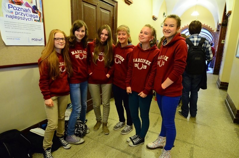 Poznań: Amerykańska moda dotarła do szkół. Uczniowie &quot;Marcinka&quot; noszą bluzy z nazwą szkoły [ZDJĘCIA]