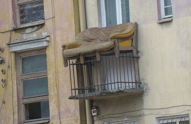 Odpady wywieź, a nie wystawiaj na balkon... (Kielce, blok przy Warszawskiej)