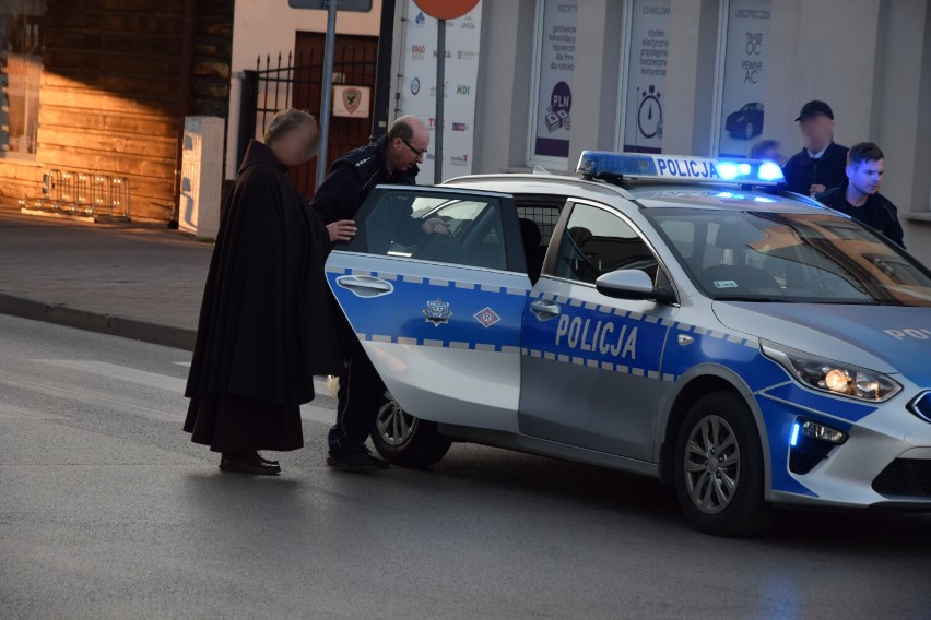 Obywatelskie zatrzymanie pijanego duchownego na placu Legionów w Wieluniu ZDJĘCIA
