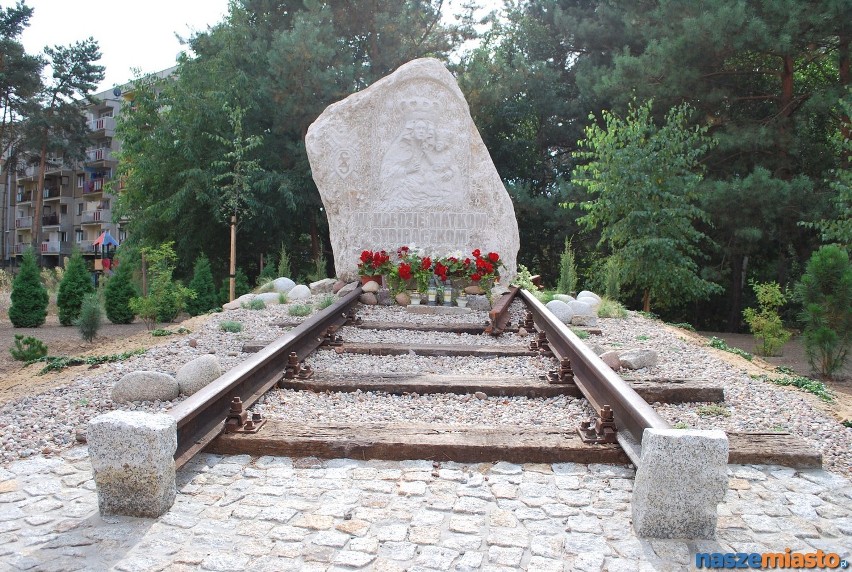 Pomnik Matki Sybiraczki w Lesznie znajduje się przy kościele...