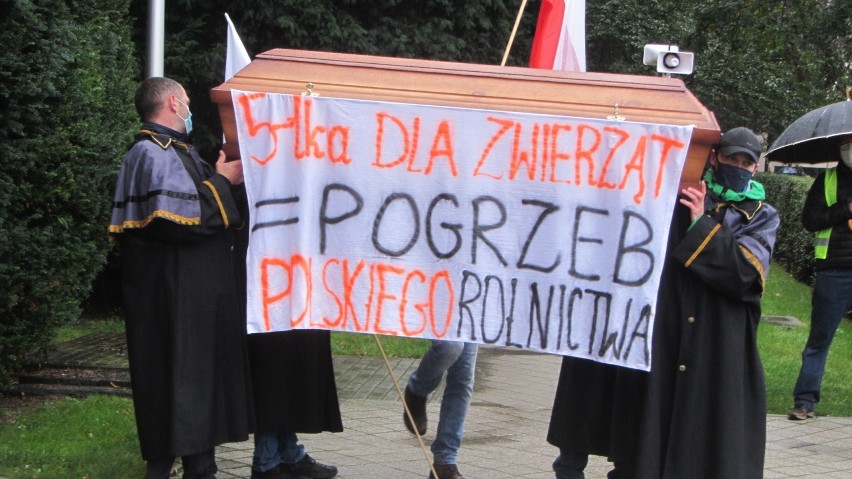 Protest rolników pod Urzędem Wojewódzkim przeciw „piątce dla...