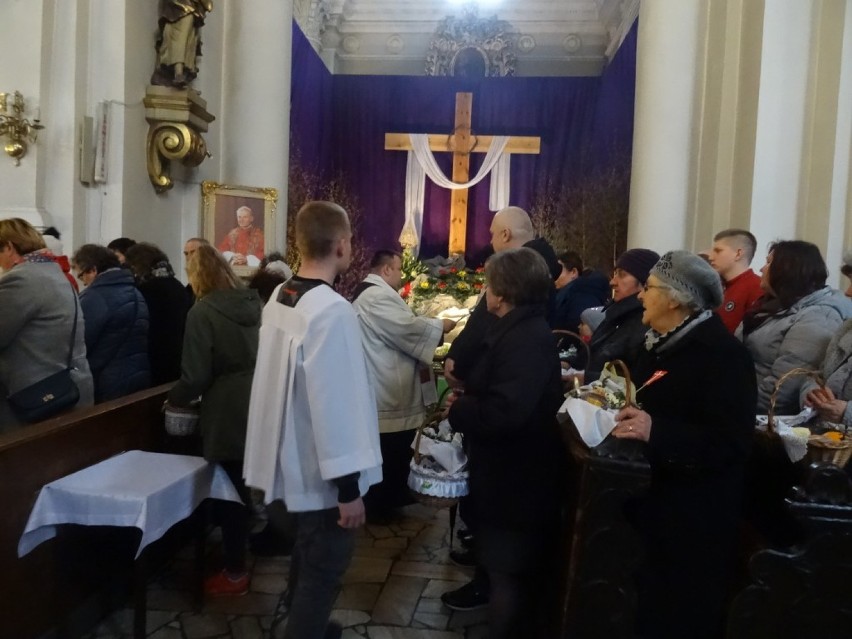 Grodzisk: Święcenie potraw w kościele pod wezwaniem Świętej Jadwigi w Grodzisku. Wielka Sobota przy grobie Jezusa