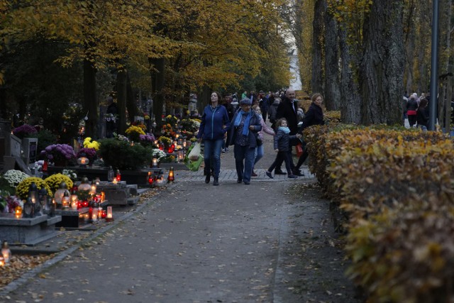 W dniu Wszystkich Świętych pamiętamy o bliskich zmarłych. Na cmentarzu na Półwsi w Opolu zapłonęły znicze.