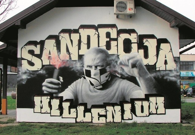 Malowidło na ścianie istnieje już od  października, ale dopiero po wydarzeniach z 11 listopada graffiti stało się przedmiotem sporu