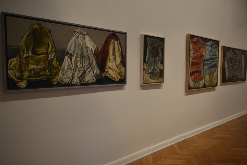 Zużyte przedmioty na wystawie Aldony Mickiewicz w Muzeum Górnośląskim