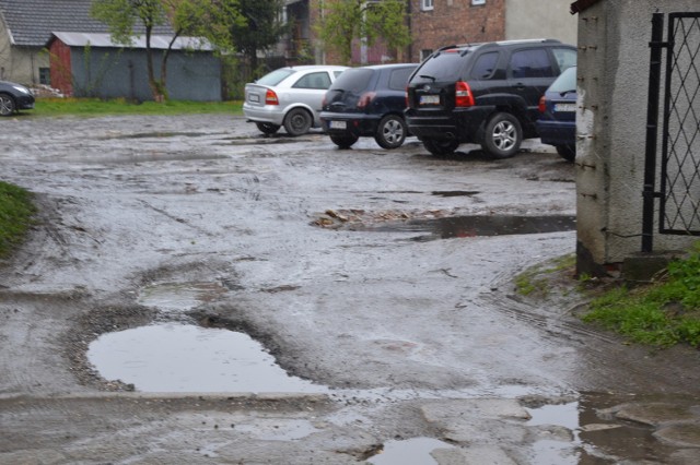 Na tzw. Placu Kościuszki „bis” jest dziki parking przypominający  grzęzawisko. Miasto ma tu w planach budowę mieszkań i sklepów