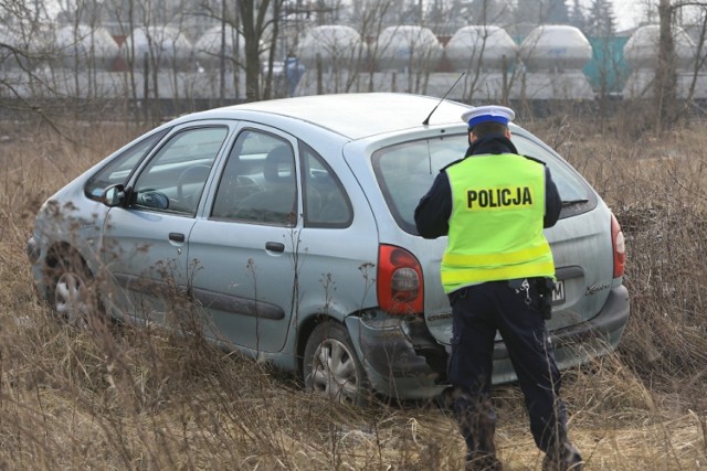 Dziś ok. 11.30 na ulicy Nieszawskiej doszło do zderzenia trzech samochodów. Wystąpiły spore utrudnienia w ruchu drogowym. 

Zobacz także: "Głosy kazały mi zabić dziecko" - tak tłumaczyła się matka, która zabiła swoje miesięczne dziecko [NOWE FAKTY]

Przy ul. Nieszawskiej doszło do wypadku. Brały w nim udział trzy samochody osobowe. Żadnemu z kierujących nie stało się nic poważnego. 

Zobacz także: Weekend w Toruniu. Havana Night w Bajka Disco Club w Toruniu [ZDJĘCIA]
-&nbsp;Kierujący oplem vectrą jadąc w kierunku Torunia ulicą Nieszawską wyjechał autem na przeciwległy pas ruchu, chcąc wyprzedzić inne pojazdy. W momencie kiedy zauważył nadjeżdżający z przeciwka pojazd, postanowił powrócić na pierwotny pas ruchu. Tam jednak uderzył w citroena. Siła uderzenia była tak duża, że kierującego oplem vectrą odbiło na przeciwległy pas ruchu, gdzie zderzył się z nadjeżdżającym z przeciwka oplem corsą. Nie mamy informacji, aby ktokolwiek z kierujących uległ poważniejszym obrażeniom – mówi Wioletta Dąbrowska, rzecznik Komendy Miejskiej Policji w Toruniu. 

Na miejscu zdarzenia cały czas działa policja, która kieruje w tym miejscu ruchem. Utrudnienia przy ul. Nieszawskiej mogą potrwać do 2 godzin.

Zobacz także: 
