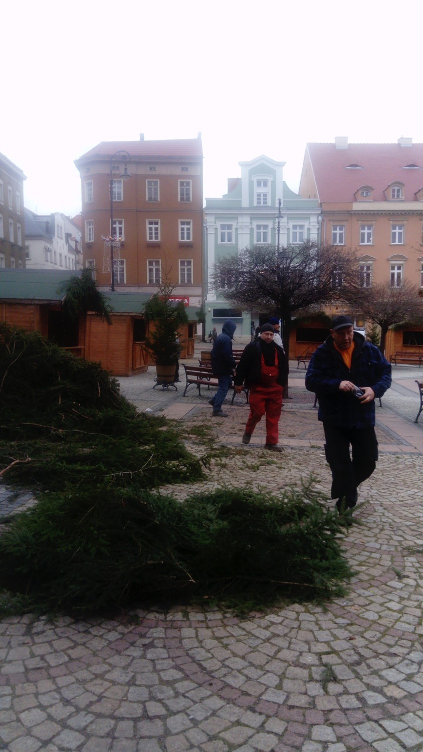 Trwają ostatnie przygotowania do Jarmarku Bożonarodzeniowego...