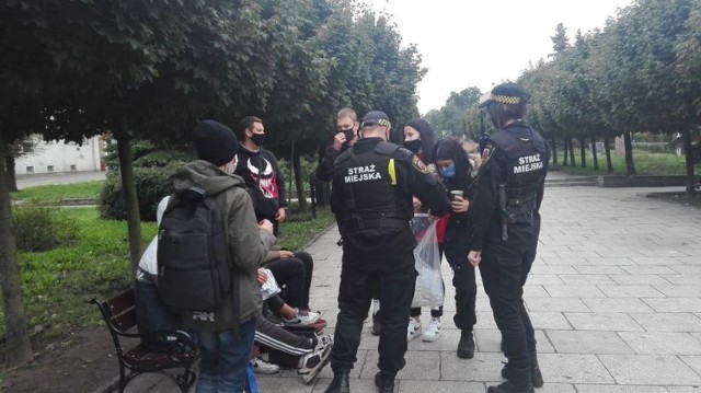 Maseczki, które są obowiązkowe nawet w przestrzeni publicznej na świeżym powietrzu, rozdawali we wtorek 13 października na ulicach Grudziądza, strażnicy miejscy. Ratusz przygotował 300 pakietów. Oprócz strażników, maseczki rozdawali także kontrolerzy biletów w autobusach i tramwajach.