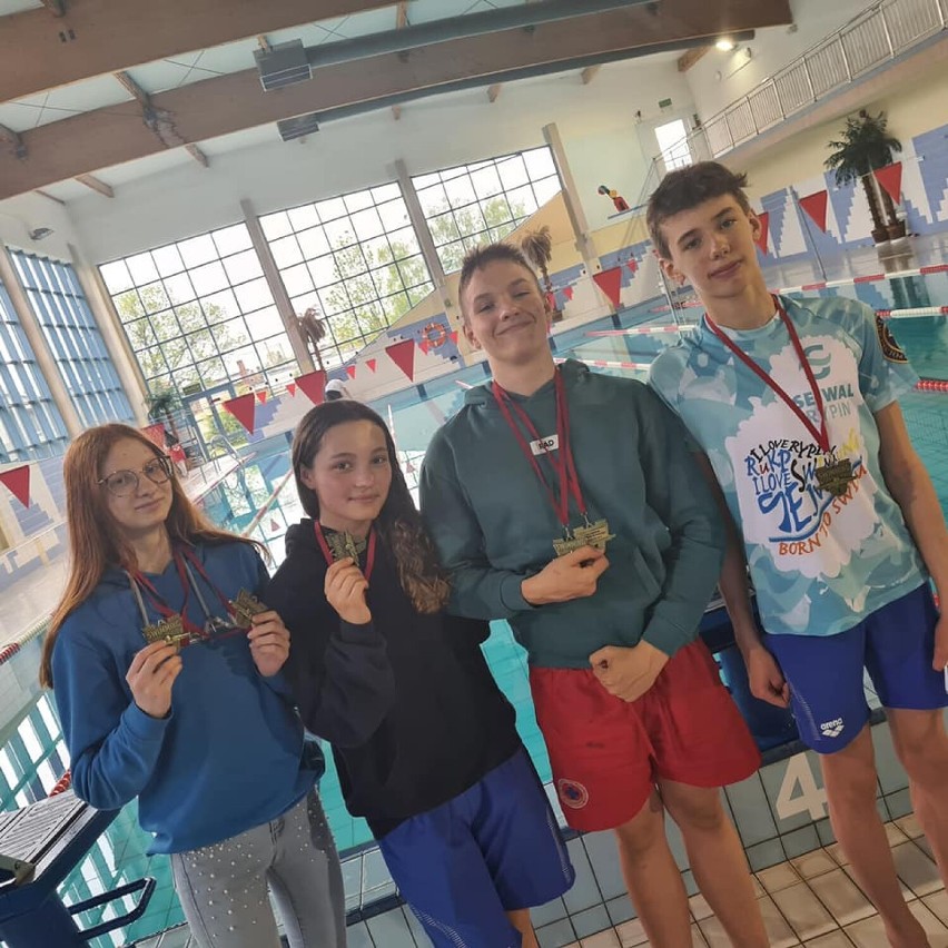 Sejwal Rypin zdominował zawody pływackie w Wąbrzeźnie. Podopieczni Karoliny Topolewskiej z 16 medalami