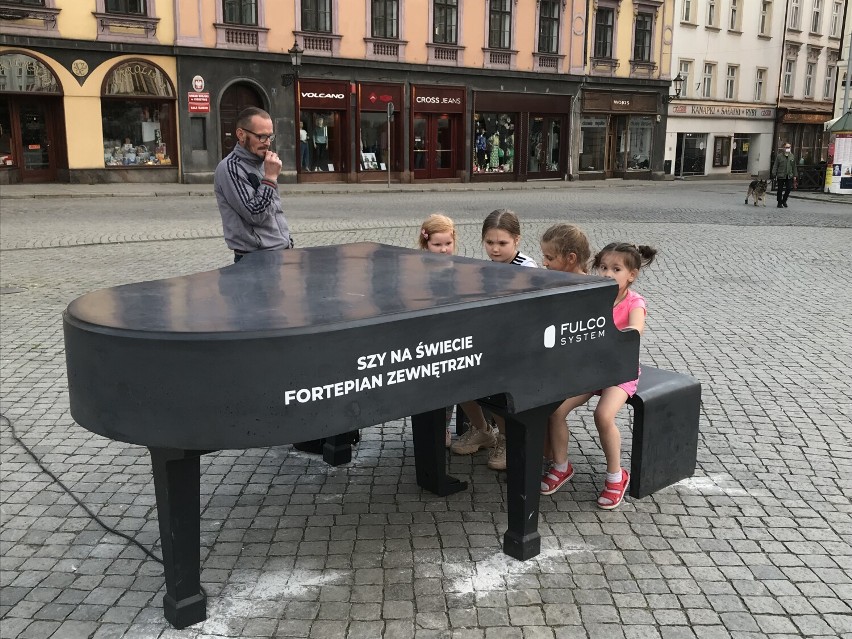 Fortepian na rynku w Cieszynie