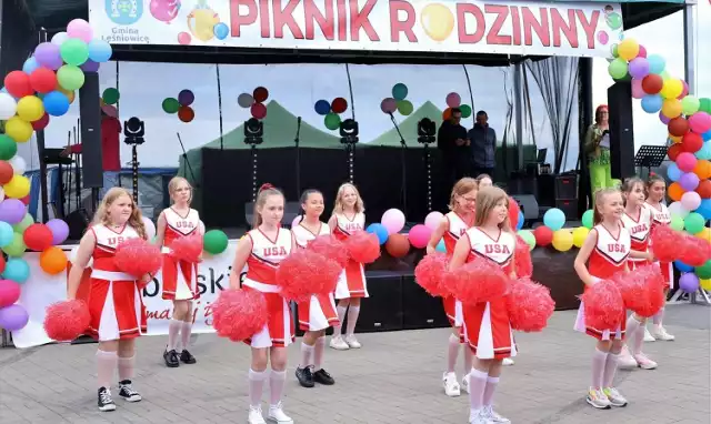 Podczas pikniku na scenie zaprezentowały się m.in. dzieci ze szkół podstawowych w Leśniowicach i Sielcu. fot.