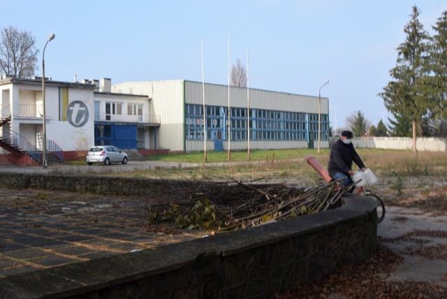 Klub Sportowy "Tęcza" zostanie użytkownikiem wieczystym terenu, który ma w ogrodzeniu, to jest około 2,5 ha. Pozostała część około 2,7 hektara zostanie w rękach miasta, czyli tak zwany małpi gaj przy ulicy Jesionowej i Zagnańskiej, przystań żeglarska, ścieżka rowerowa  i cały teren aż po brzeg zalewu.