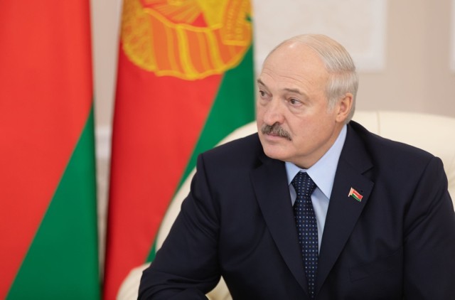 Aleksandr Łukaszenka twierdzi, że na Białorusi nikt nie umrze na koronawirusa. Chociaż białoruskie ministerstwo zdrowia informuje o zgonach osób zakażonych, prezydent twierdzi, że zmarły one z powodu chorób współistniejących.