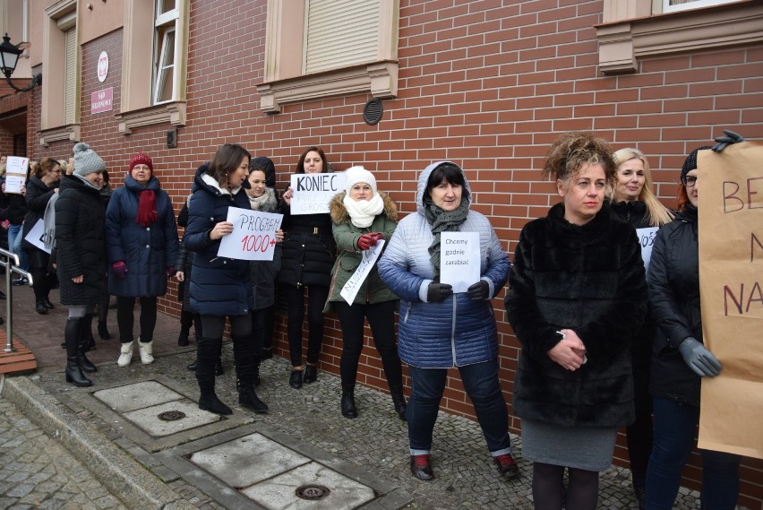 W czwartek 13 grudnia w południe przed Sądem Rejonowym w...