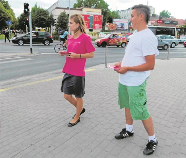 W czasie wakacji na ulicach można spotkać młode osoby, rozdające ulotki. To jedna z najczęściej wybieranych rodzajów pracy dorywczej, w której można trochę zarobić