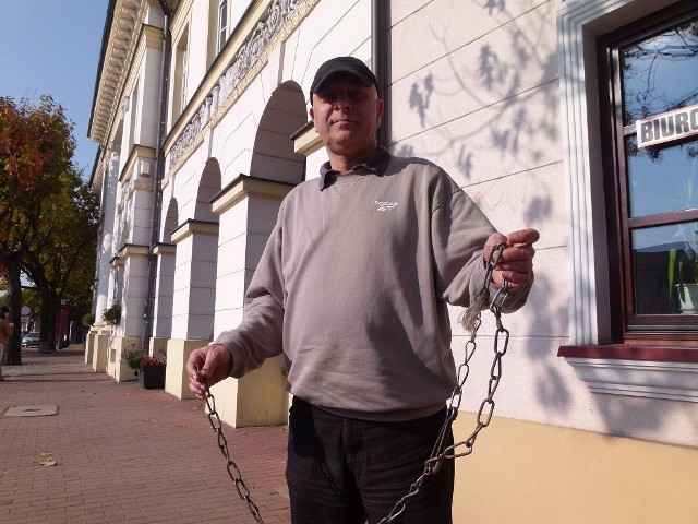 Tomasz Świątkowski z łańcuchem, na którym przetrzymywano nieszczęsne zwierzę