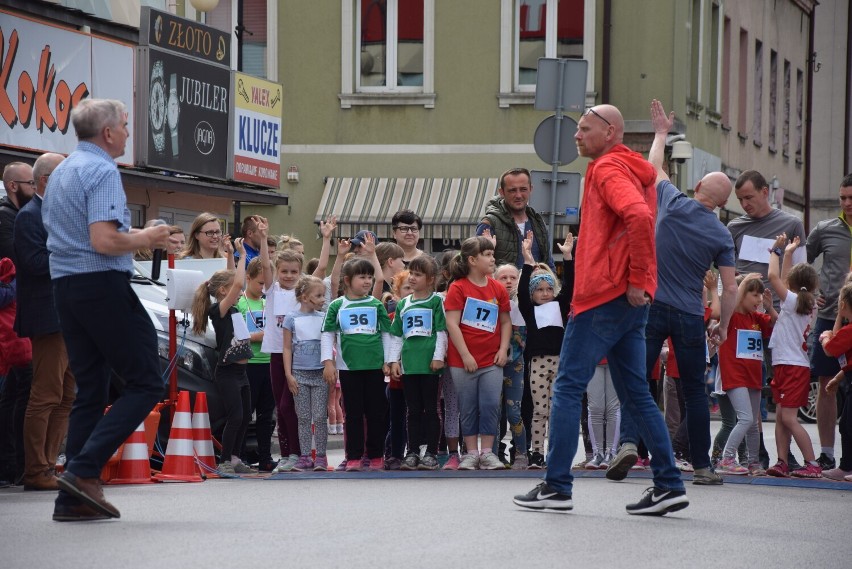 Pętla Wieluńska 2022. Tłumy przedszkolaków pobiegły wokół placu Legionów