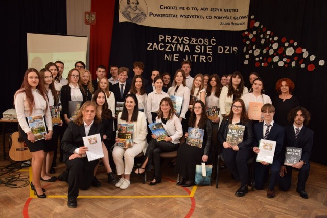 Zakończenie roku szkolnego 2022/2023 klas maturalnych III LO w Piotrkowie