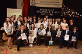 Zakończenie roku szkolnego klas maturalnych III LO w Piotrkowie.  Uczniowie odebrali świadectwa. Wyróżniono najlepszych absolwentów ZDJĘCIA