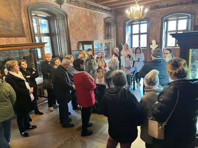 Po raz kolejny Gołuchowskie Centrum Kultury „Zamek” we współpracy Muzeum Zamek w marcu, z okazji Dnia Kobiet, zaprosiło panie na... spacer, tym razem herstoryczny. W wydarzeniu wzięło udział ponad 60 osób. W tym gronie byli również panowie