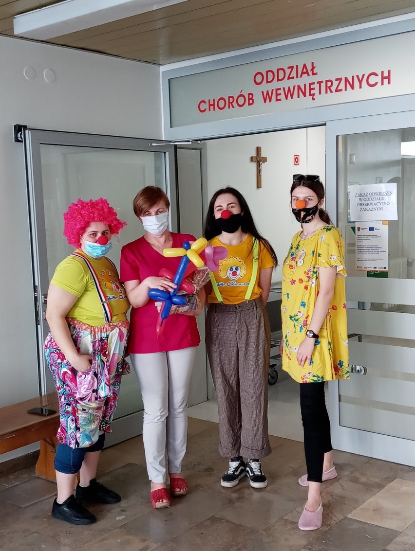 Fundacja Dr Clown podziękowała sieradzkim pielęgniarkom z okazji ich święta (zdjęcia)