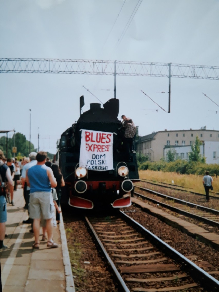 Postój Blues Expressu na chodzieskim dworcu.