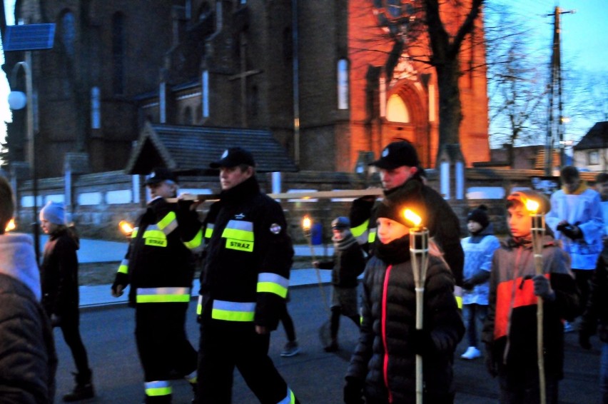 Sztabin. Droga Krzyżowa 2019. Strażacy nieśli krzyż [ZDJĘCIA]