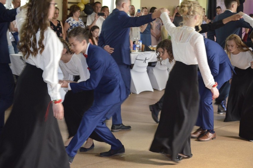 Ósmoklasiści z Zelowa zatańczyli poloneza na balu