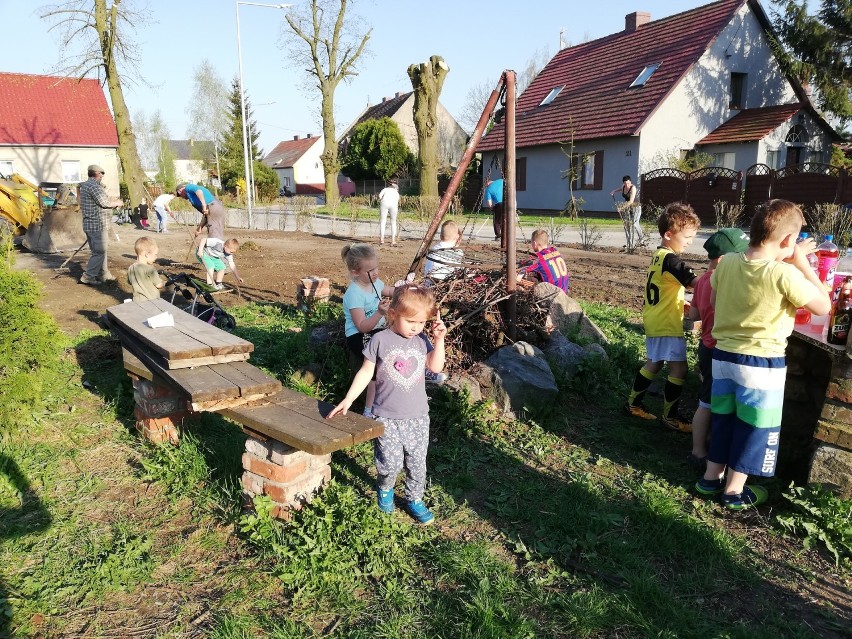 Mieszkańcy Kupienina zrobili wiosenne porządki. Wspólnie uporządkowali wiejski plac [zdjęcia]