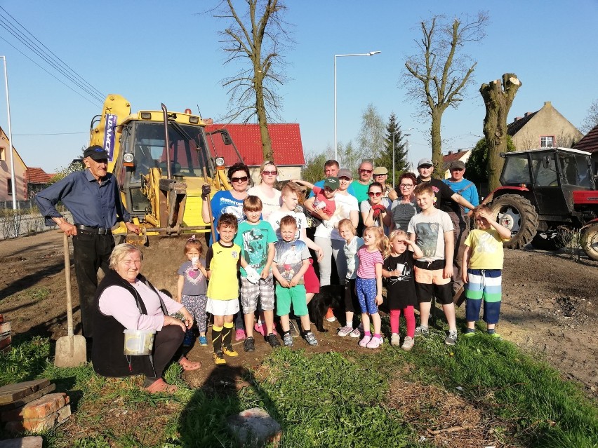 Mieszkańcy Kupienina zrobili wiosenne porządki. Wspólnie uporządkowali wiejski plac [zdjęcia]