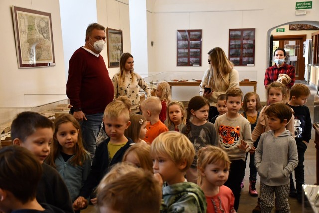 Dzieci z Akademii Kinder Centrum odwiedziły Muzeum Piastów Śląskich.