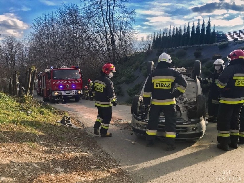 Gostwica. Samochód osobowy dachował na górskiej drodze. Kierowca nie ucierpiał