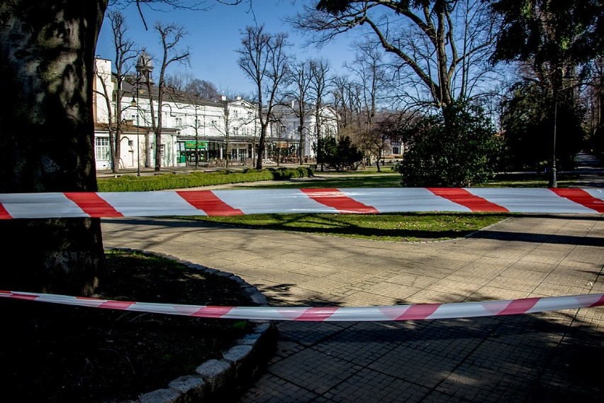 Pandemia koronawirusa: Zamknięte parki w Wałbrzychu i w Szczawnie-Zdroju (ZDJĘCIA)