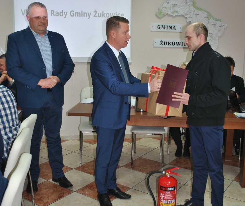 Gmina Żukowice: Podziękowanie za bohaterską postawę i uratowanie domu przed spaleniem 