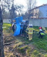 Wypadek w Kolonii Olszowa koło Ujazdu. Kierowca zakleszczony w busie [ZDJĘCIA]