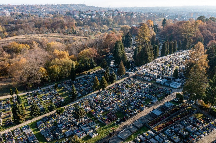 Widok z drona na Cmentarz Zasański w Przemyślu [ZDJĘCIA]