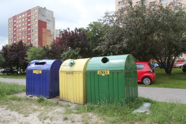 Mieszkańcy SM "Chrobry" w Łodzi protestują przeciwko zbyt wysokim opłatom za odbiór odpadów