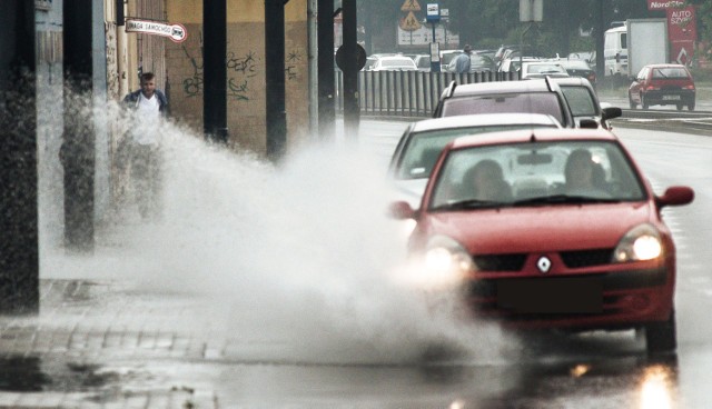 Strażacy mieli ręce pełne roboty. Zobaczcie, jak Bydgoszcz wyglądała po porannych deszczach. Meteorolodzy prognozują w najbliższych godzinach w naszym regionie  wystąpienie silnego wiatru o średniej prędkości od 25 km/h do 40 km/h oraz porywami do 90 km/h, z południowego zachodu i zachodu.


Prognoza pogody na sobotę, wideo:TVN Meteo Active/x-news

