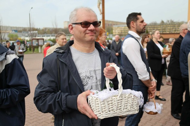 Wielu mieszkańców Żor przybyło w sobotę 30 marca przed kościół św. Stanisława, gdzie odbywało się święcenie pokarmów