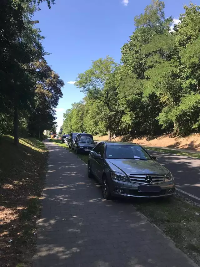 Parkowanie samochodów w niedozwolonych miejscach na ośrodkach wypoczynkowych w Sierakowie: 11 mandatów i kilkadziesiąt wezwań (11.08.2019).