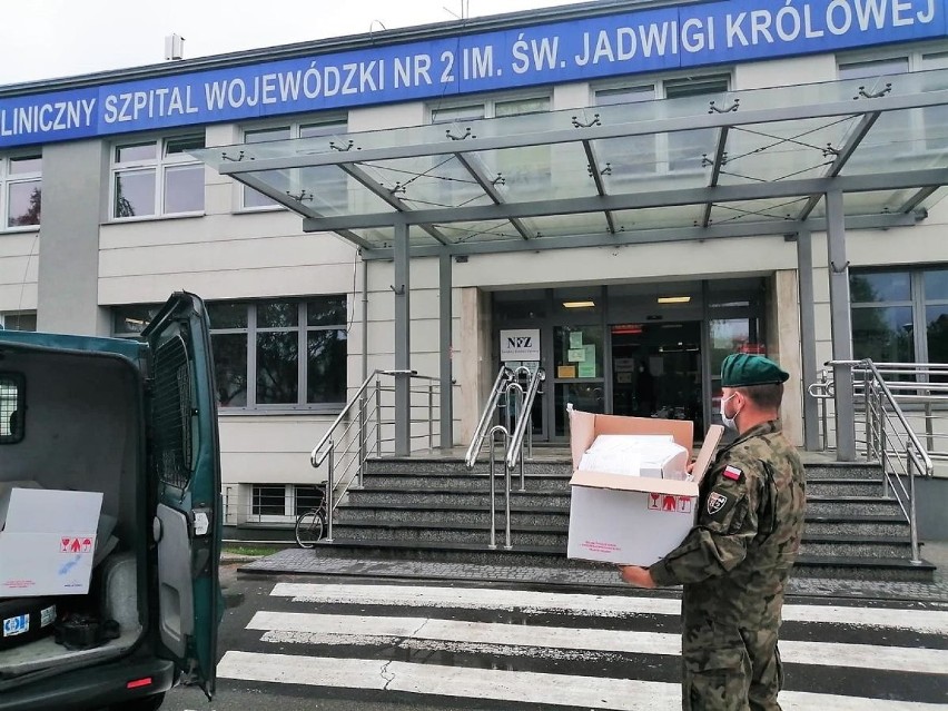 Opolscy żołnierze rozwożą testy na COVID-19 w kilku...