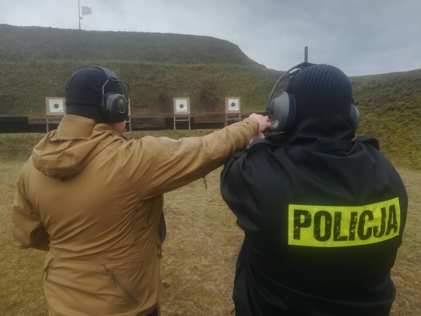Lęborscy policjanci ćwiczyli strzelanie z broni [ZDJĘCIA]