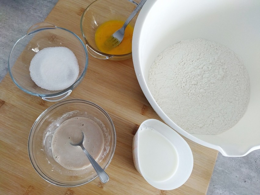 Do miski przesiej mąkę, dodaj szczyptę soli, cukier i...