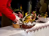 Wielka Sobota 2022 w Pucku: święcenie pokarmów, czuwanie i adoracja przy Grobie Pańskim w kościele parafialnym św. Ap. Piotra i Pawła