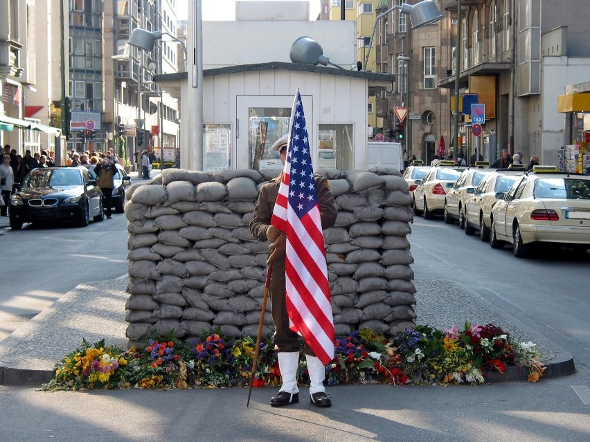 Checkpoint Charlie przypomina trudne dzieje Berlina w XX w....