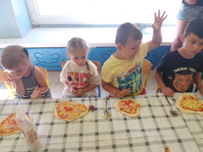 Przedszkolaki przekonały się, że pizza własnej roboty smakuje najlepiej