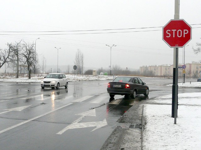 Urzędnicy dyskutują, a skrzyżowanie wciąż jest niebezpieczne&#8230;